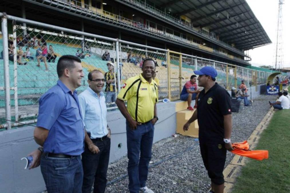 El tico Javier Delgado, Fuad Abufele, en una conversación con Karl Ronald al final del partido de los aurinegros.