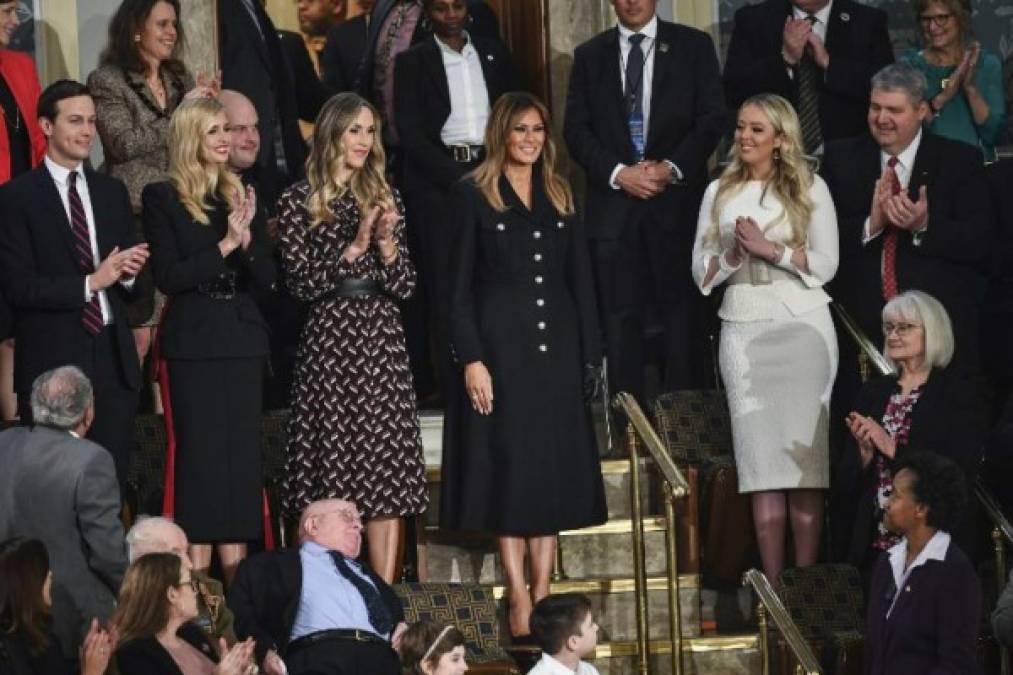 Ivanka y Melania Trump llegaron radiantes como es de costumbre, sin embargo, sus atuendos contrastaron con las 'opositoras'.