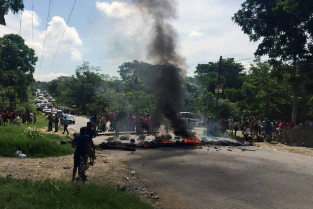 Mas de 300 pobladores de Macuelizo, Quimistán y San Marcos, en Santa Bárbara, quemaron llantas y protestaron por los altos cobros y los apagones constantes en el Valle de Quimistán, en el occidente de Honduras.