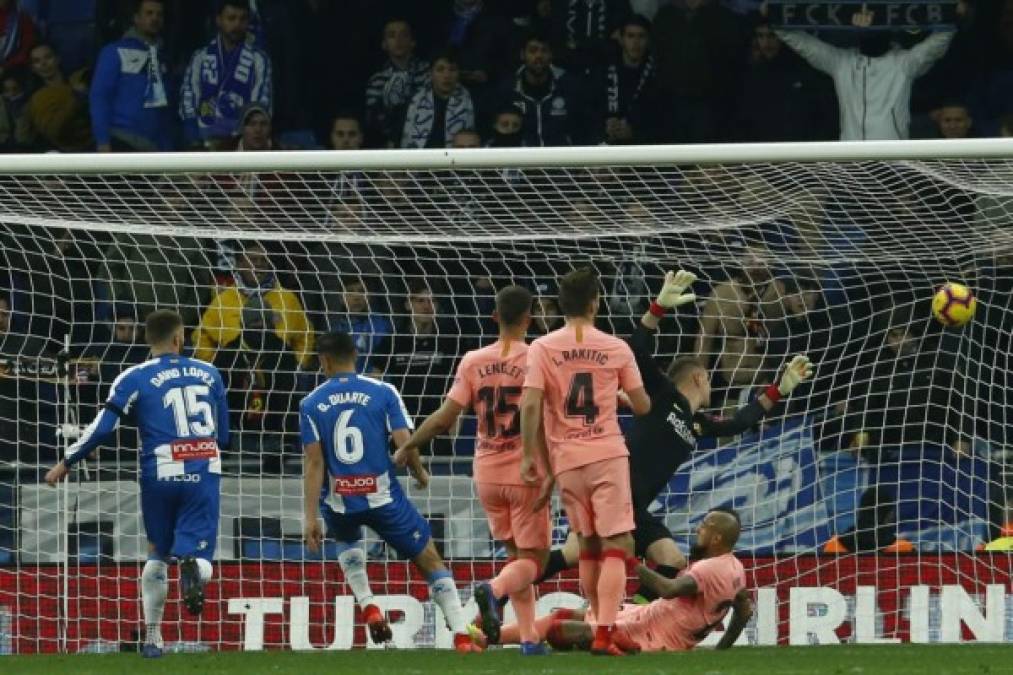 El costarricense Óscar Duarte marcó el descuento del Espanyol ante el Barcelona, pero el VAR lo anuló por fuera de juego.