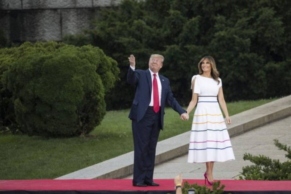 Así lo hizo para la fiesta del 4 de Julio en el monumento a Abraham Lincoln, donde eligió un diseño blanco de Carolina Herrera marcado con unas rayas finas por los colores del arcoiris, que según medios estadounidenses representa un guiño a la comunidad LGTB.