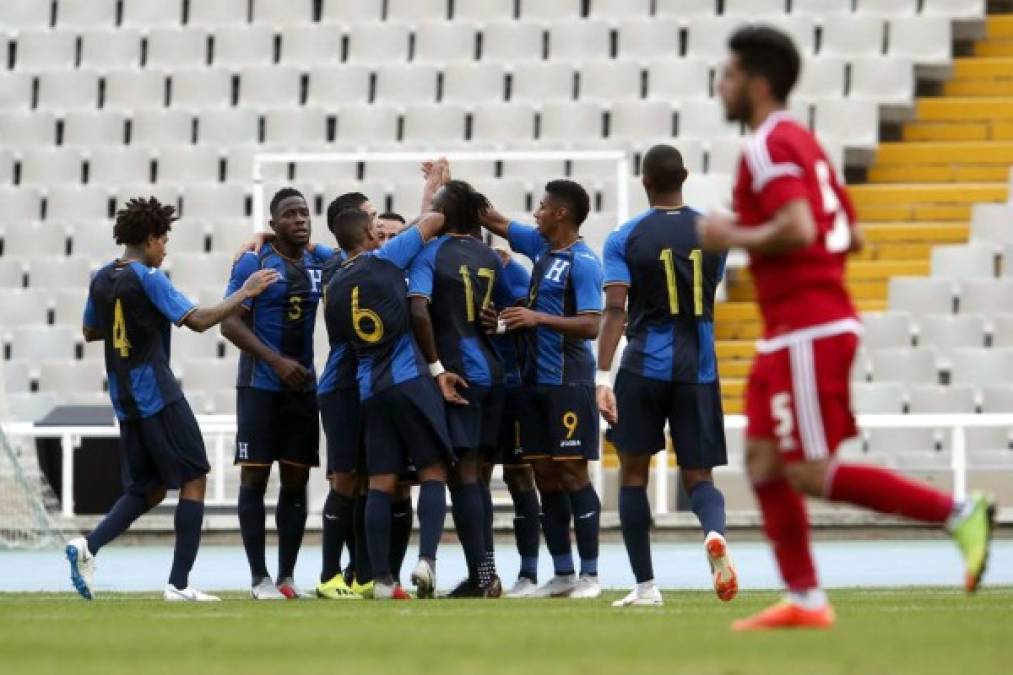 Romell Quioto es felicitado por sus compañeros de la Selección de Honduras tras el gol que marcó ante Emiratos Árabes Unidos. Foto AFP
