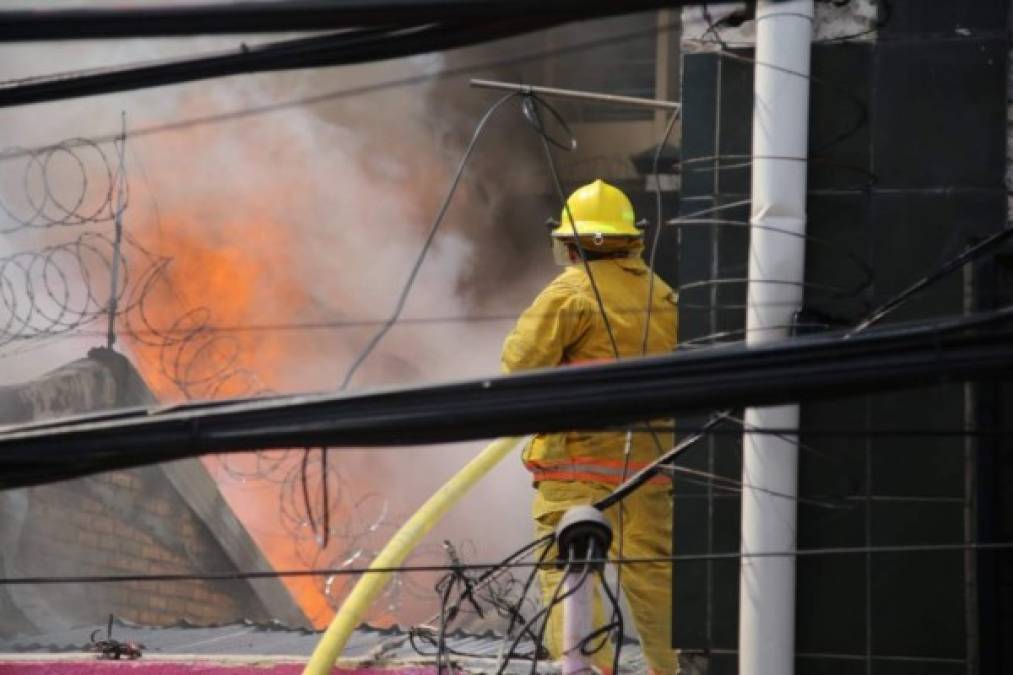 Un fuerte incedio se desató en el centro de Tegucigalpa este martes, en medio de las protestas y disturbios generados tras las protestas de la Plataforma por la Salud y Educación en Honduras.