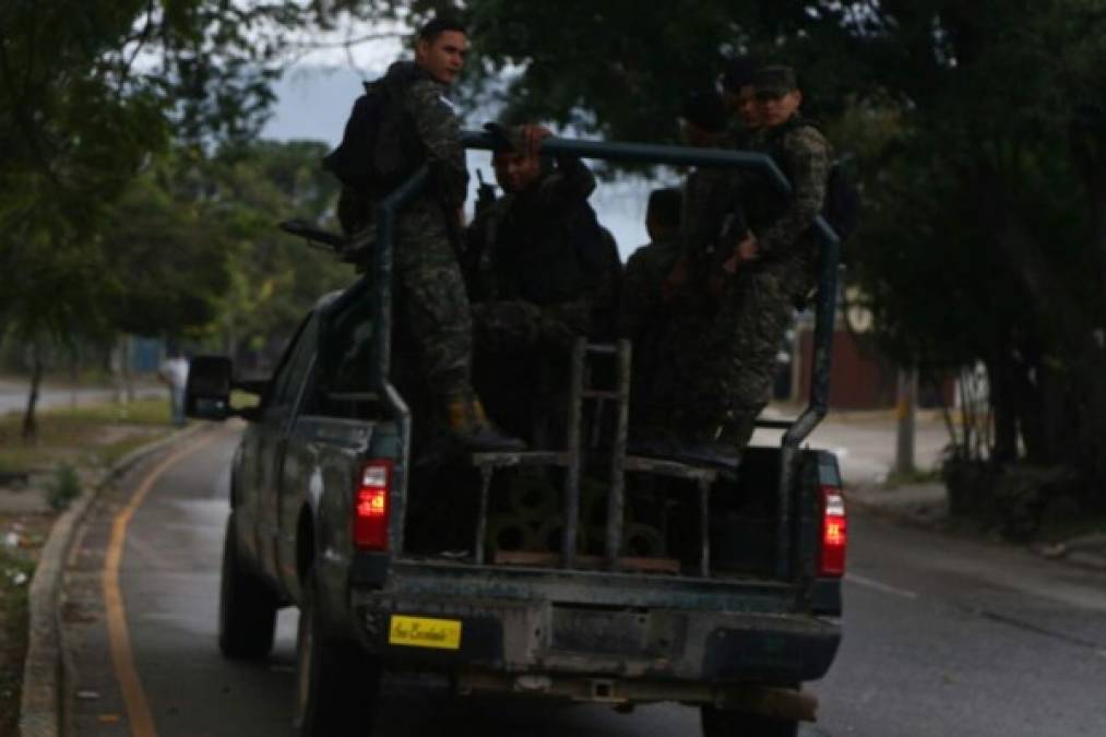 En la zona se veía vehículos pick up que trasladaban a los militares a la cárcel.