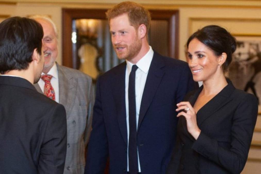 La duquesa de Sussex lució deslumbrante con un mini vestido negro que dejó mostrar sus piernas mientras acompañaba al príncipe Harry en una presentación benéfica especial del musical Hamilton.<br/><br/><br/>