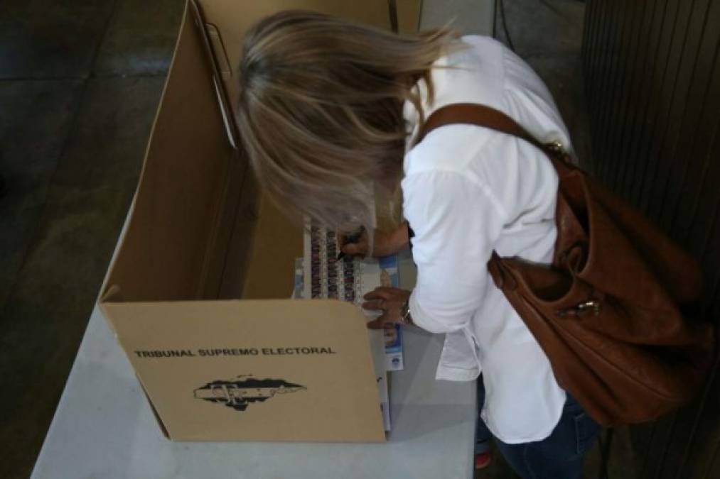 En todo el país se han instalado alrededor de 25,000 mesas electorales en 5,689 centros de votación.