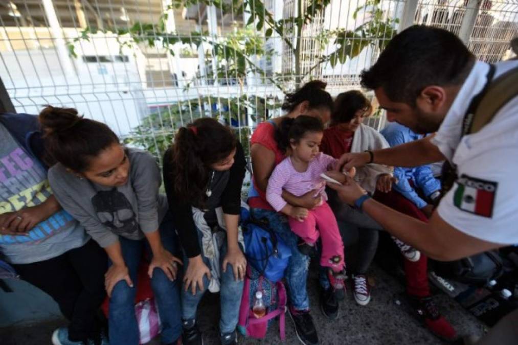 Los pequeños soportan el intenso sol y la mala alimentación que viven en la larga travesía.