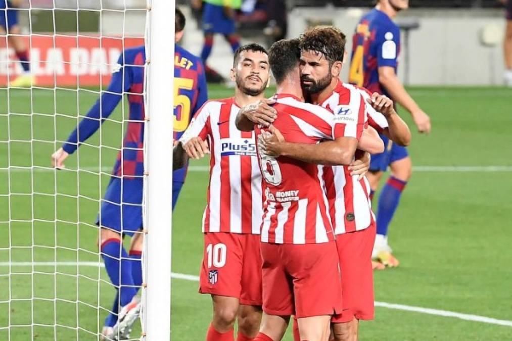 Diego costa se abraza con Saúl tras el gol del 2-2. Se une al festejo Ángel Correa.
