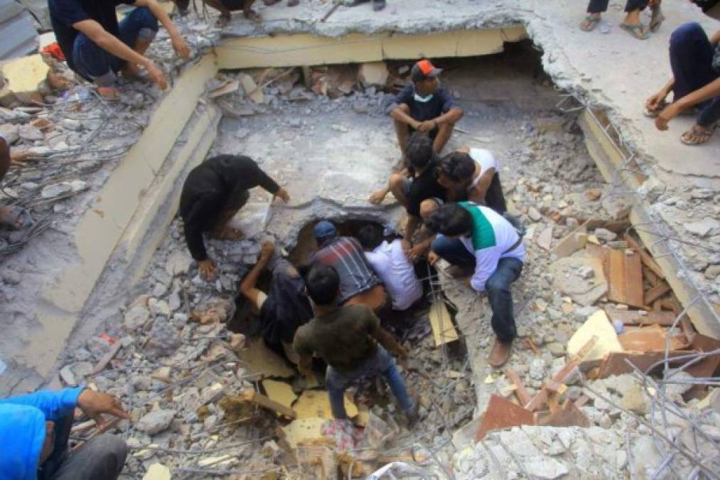 Al menos 97 personas murieron en un potente sismo que golpeó el miércoles la isla indonesia de Sumatra, donde los socorristas seguían extrayendo cadáveres de los escombros.