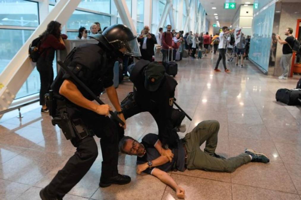 Según los servicios de urgencia, 53 personas tuvieron que recibir asistencia sanitaria en el aeropuerto. Al menos 108 vuelos fueron anulados, según el administrador del aeropuerto Aena.