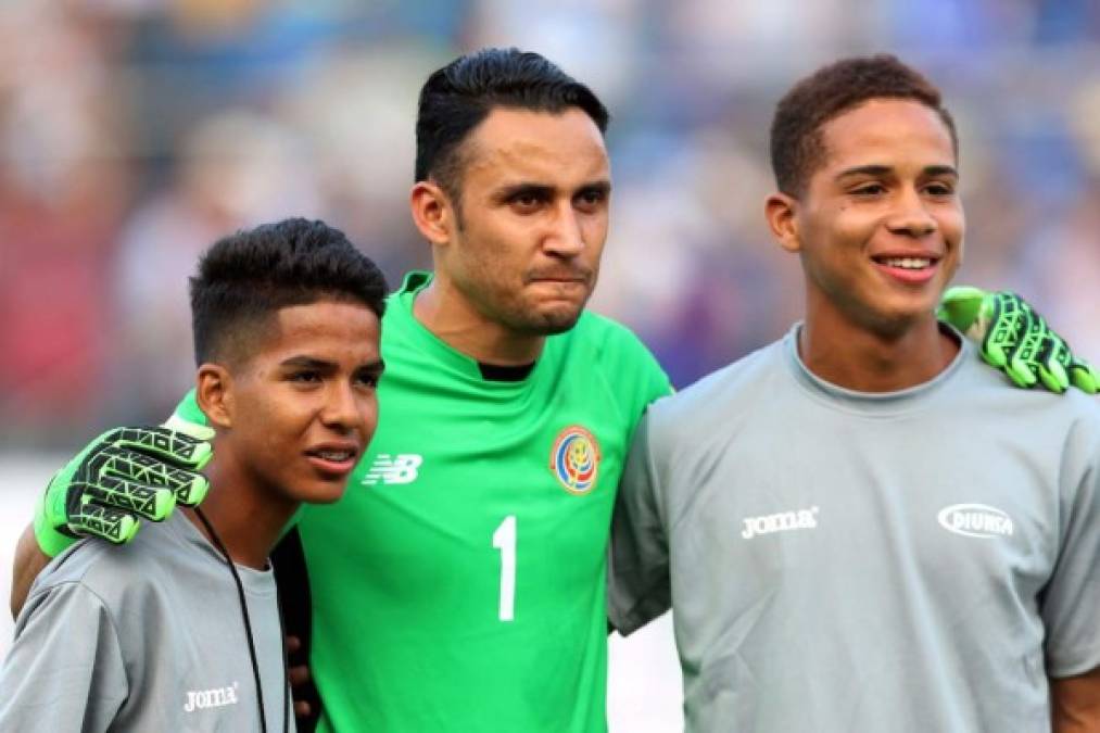 Keylor Navas es la figura de Costa Rica y final del partido muchos querían una foto con el portero del Real Madrid.