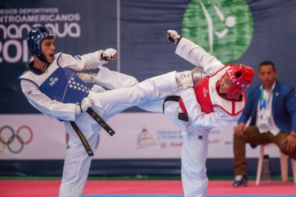 Taekwondo. <br/>Patadas en Managua. El nicaragüense Sebastián Chavarría y el hondureño Diego Zepeda lanzan las patadas en la categoría de 68kg de los Juegos Centroamericanos de Managua.