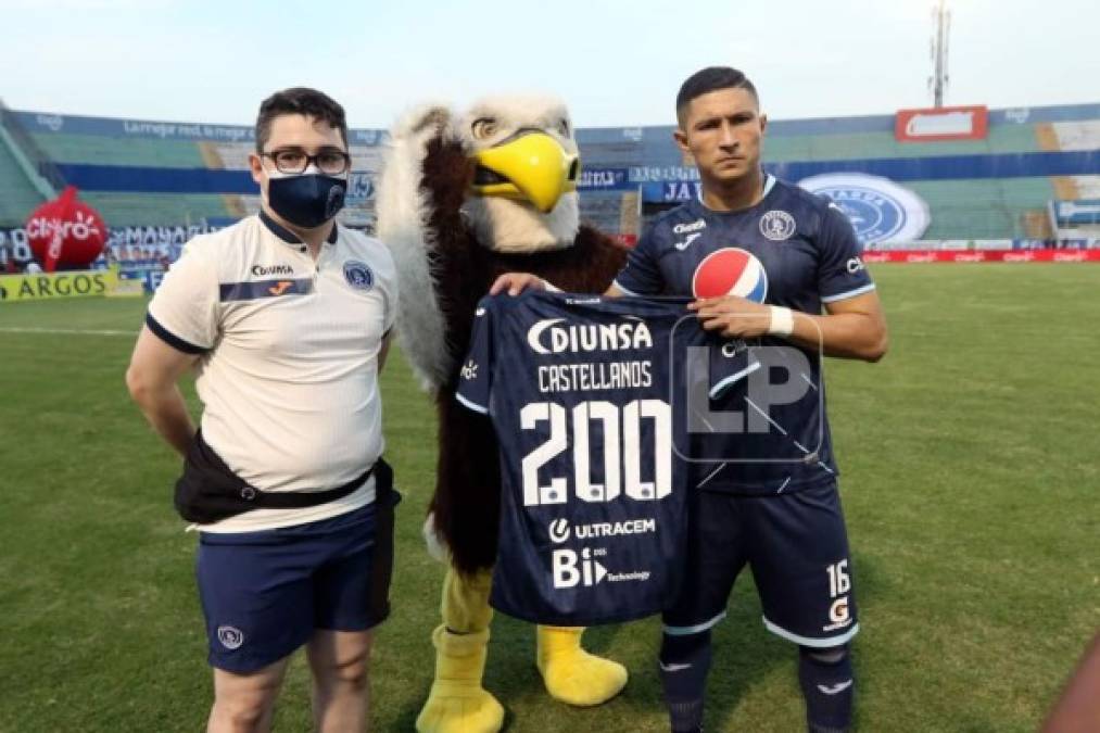 Héctor Castellanos recibió una camiseta especial por cumplir 200 partidos con el Motagua.