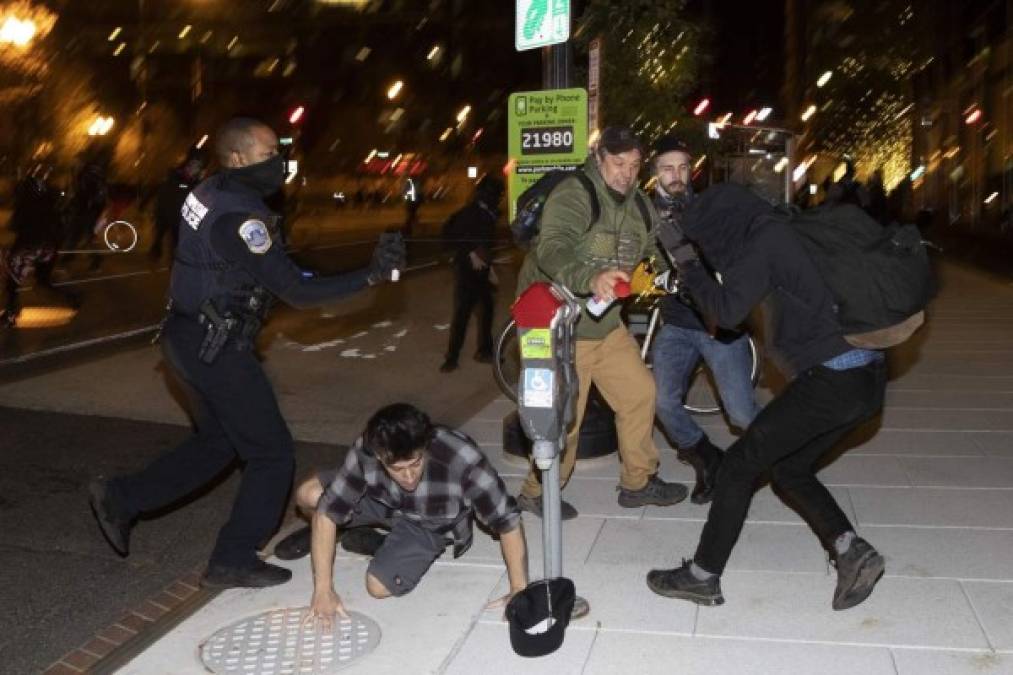 En la esquina entre la calle L y la 16, con la mansión presidencial de fondo, manifestantes pro Trump y detractores del mandatario comenzaron a lanzarse objetos y bengalas hasta que la policía se interpuso entre ellos.