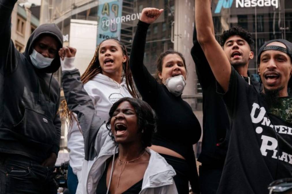 NEW YORK, NY - JUNE 01: Demonstrators raise fists and chant during a rally in Times Square denouncing racism in law enforcement and the May 25 killing of George Floyd while in the custody of Minneapolis, on June 1, 2020 in New York City. Days of protest, sometimes violent, have followed in many cities across the country. Scott Heins/Getty Images/AFP<br/><br/>== FOR NEWSPAPERS, INTERNET, TELCOS & TELEVISION USE ONLY ==<br/><br/>