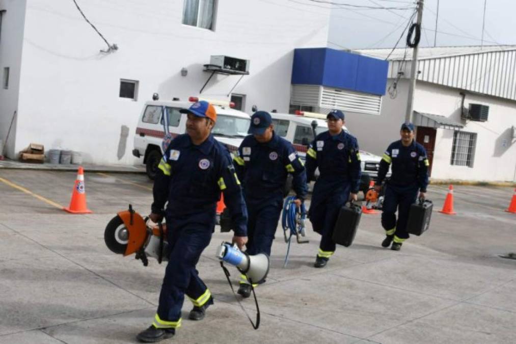 El equipo hondureño de búsqueda y rescate Katrachos USAR partió hoy a México para ayudar tras el terremoto de magnitud 7,1 en la escala de Richter registrado el martes y que dejó al menos 230 muertos. Los profesionales fueron despedidos esta tarde por autoridades de la estatal Comisión Permanente de Contingencias (Copeco) de Honduras en una ceremonia realizada en la base aérea Hernán Acosta Mejía, en Tegucigalpa.