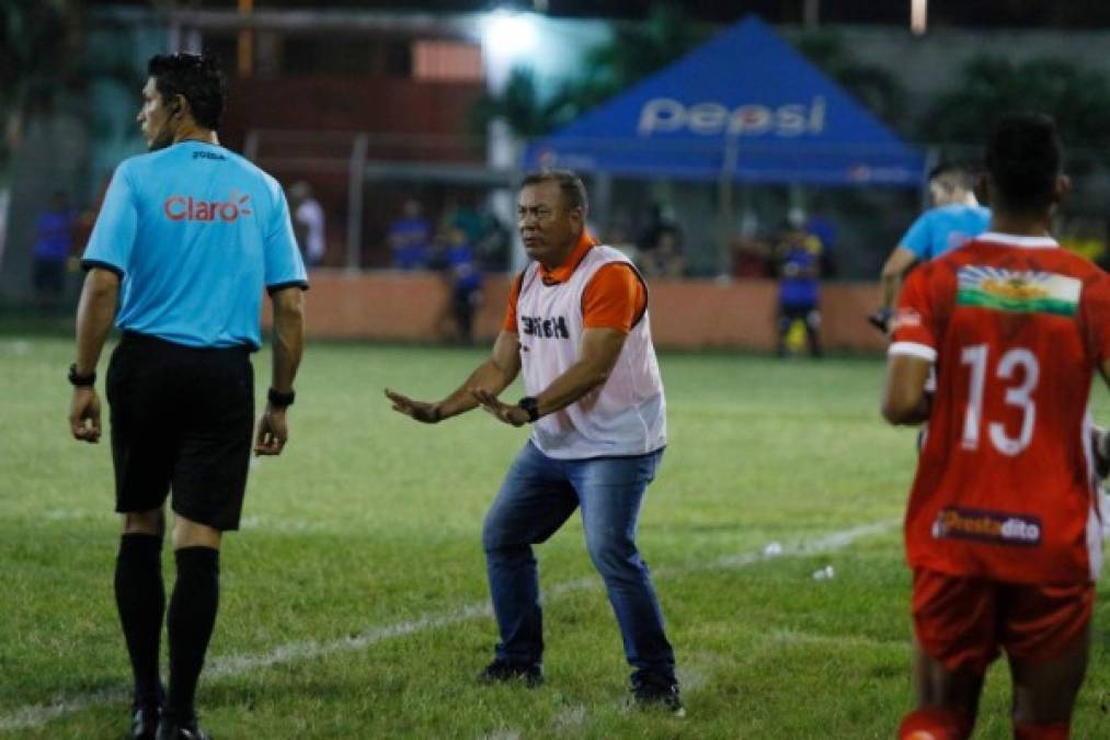 Carlos Tábora, entrenador de la Real Sociedad, pidiendo calma a sus jugadores antes de concretar la victoria en El Progreso. Foto Neptalí Romero