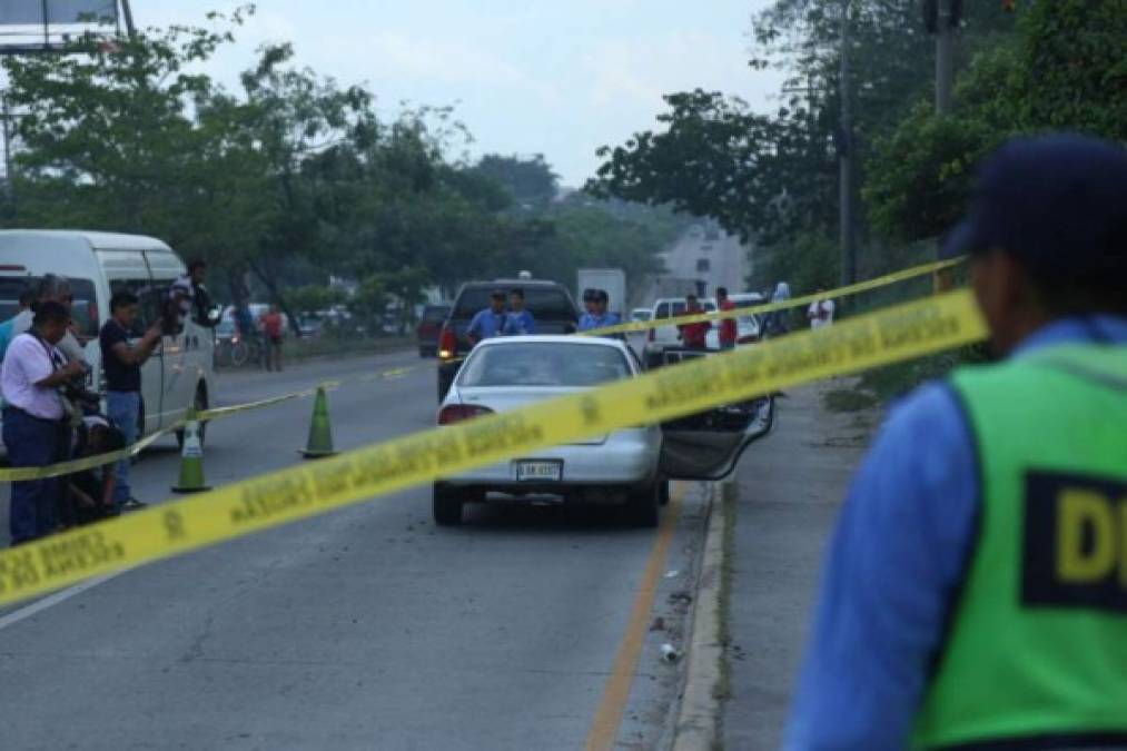 Un hombre, de oficio taxista, de entre 30 y 40 años, fue asesinado a balazos este miércoles en el bulevar salida al sur de San Pedro Sula, zona norte de Honduras. La unidad número 4827 quedó con la puerta de atrás, del lado derecho, abierta. Un inspector de la Policía dijo que la víctima era conocida como Óscar y tenía el sobrenombre de 'Agua Fresca'.