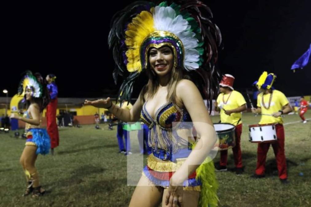 Bellas bailarinas pusieron el ambiente en la grama del Humberto Micheletti.