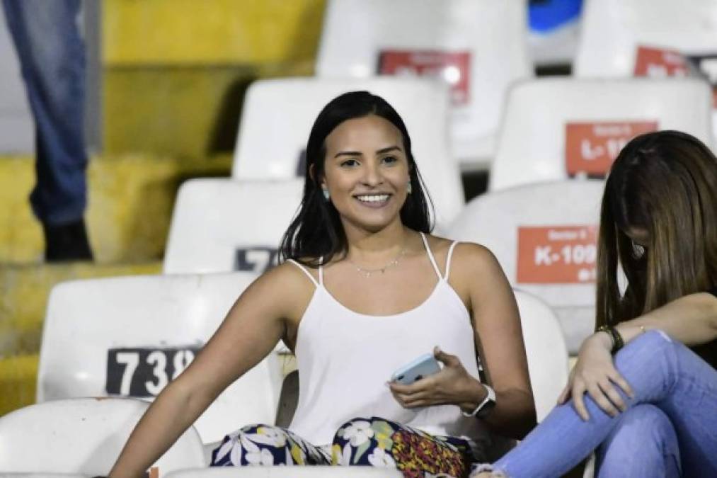 Una bella aficionada en el estadio Nacional en el juego Olimpia-Honduras Progreso.