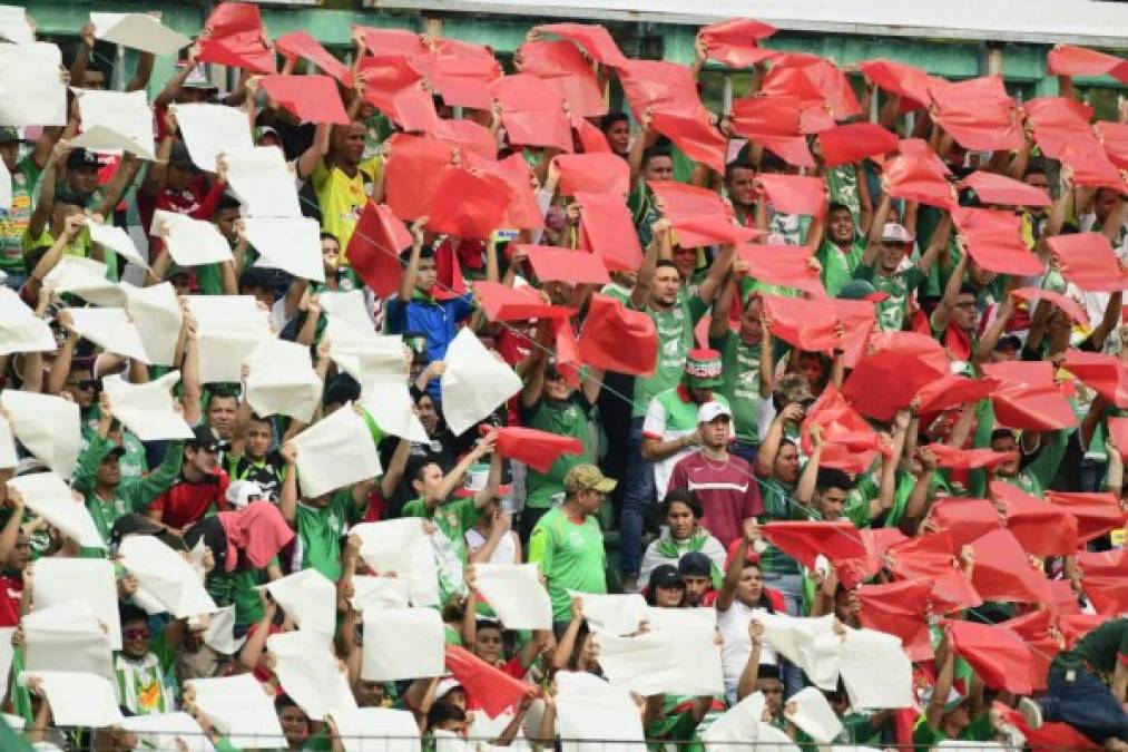 Los aficionados del Marathón armaron un mosaico con los colores del equipo antes del inicio del partido.