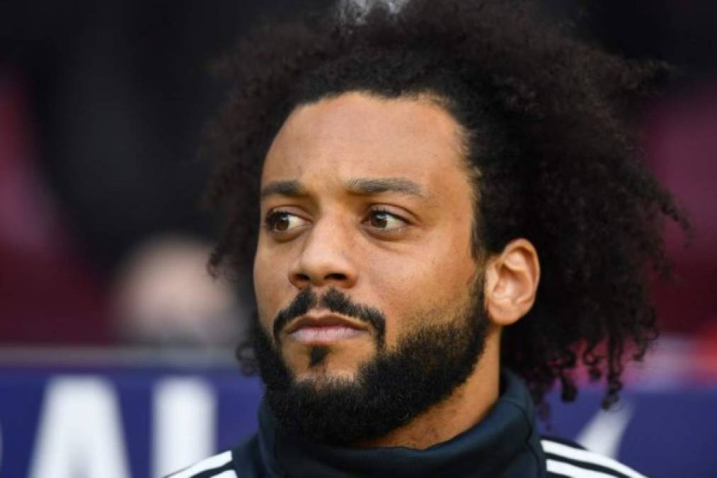 La gran novedad en el Real Madrid fue que a Marcelo lo mandaron a la banca. El brasileño no atraviesa por su mejor temporada y así lució en el banquillo de suplentes.