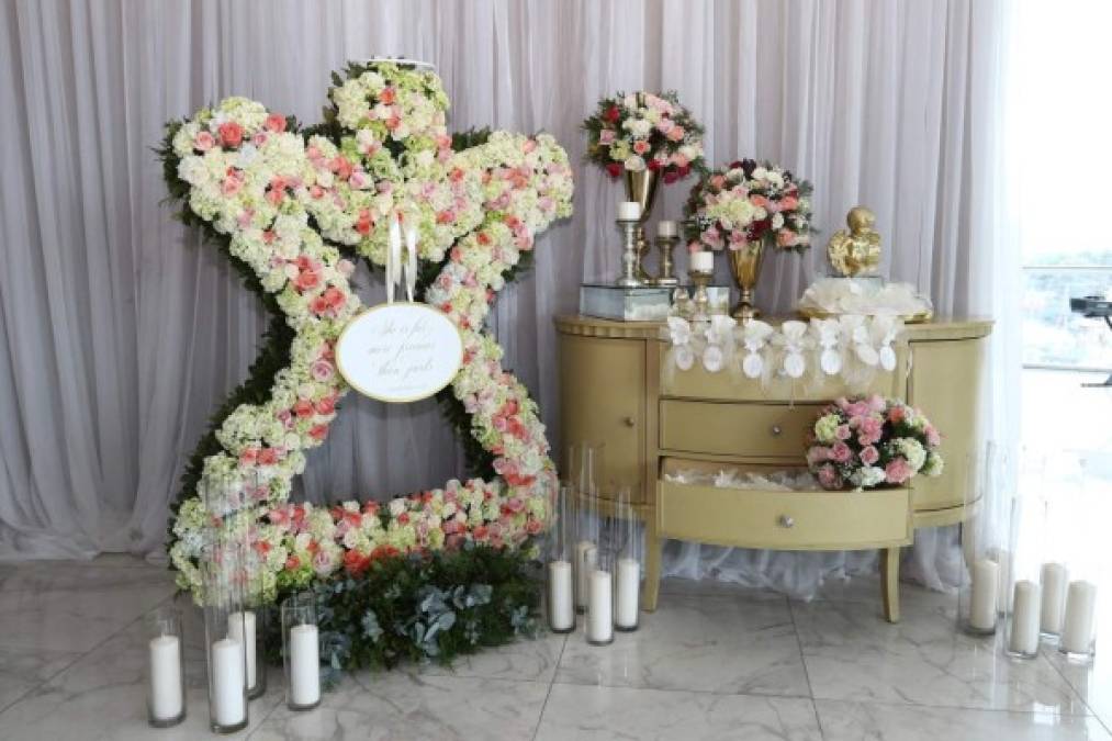 Un ángel lleno de rosas engalanó la entrada del recinto.