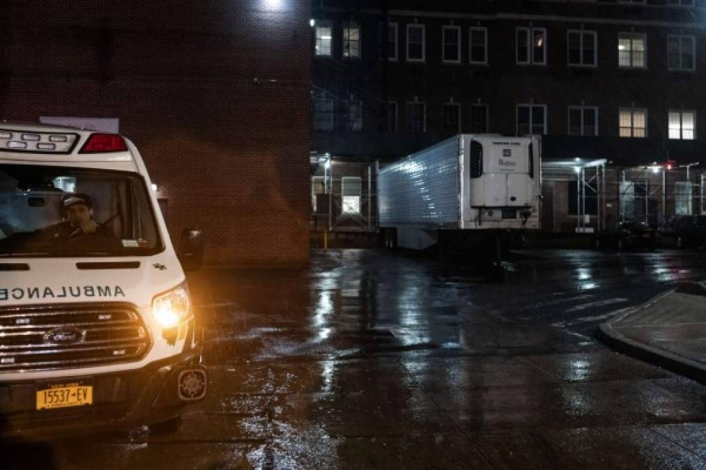 Los furgones fueron estacionados en las afueras de los principales hospitales de la ciudad.