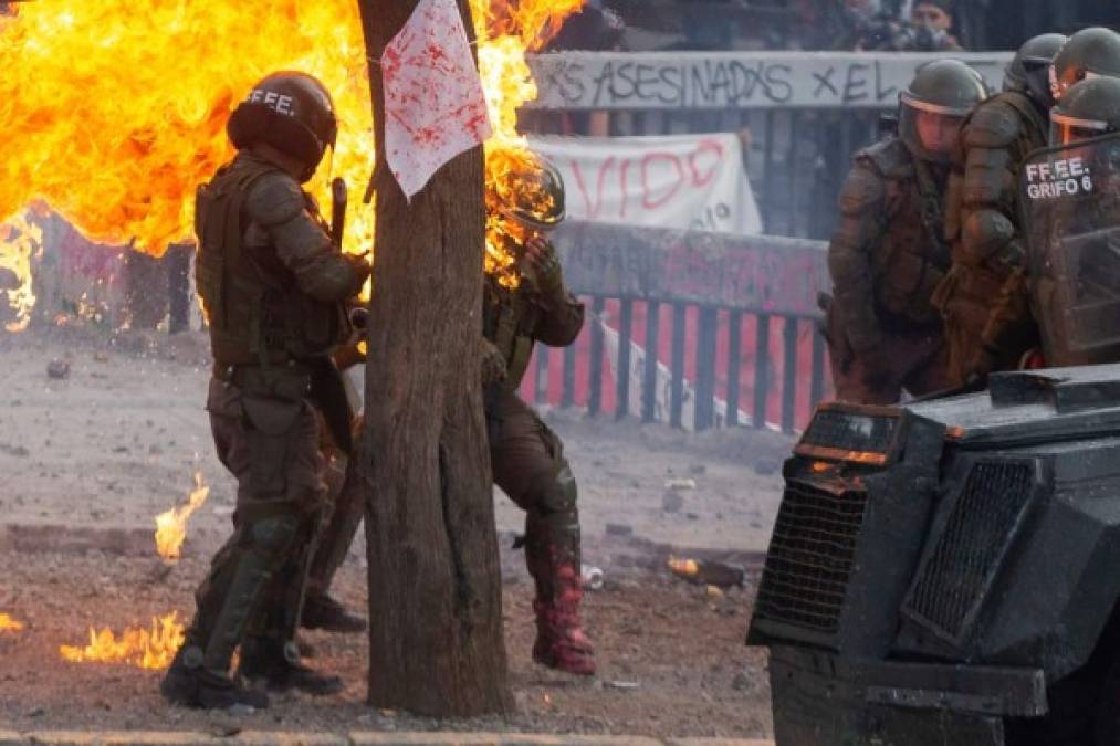 Dos carabineras resultaron gravemente heridas tras ser atacadas con bombas molotov en la Plaza Italia, donde se realizó la mayor concentración en el super lunes de manifestaciones.