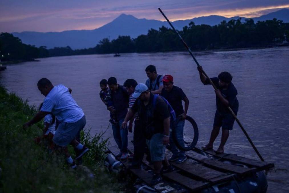 Pese a los esfuerzos de las autoridades mexicanas, el flujo de personas a través de la frontera sur de México continúa este lunes, con decenas de migrantes irregulares que cruzaron de madrugada el río Suchiate.