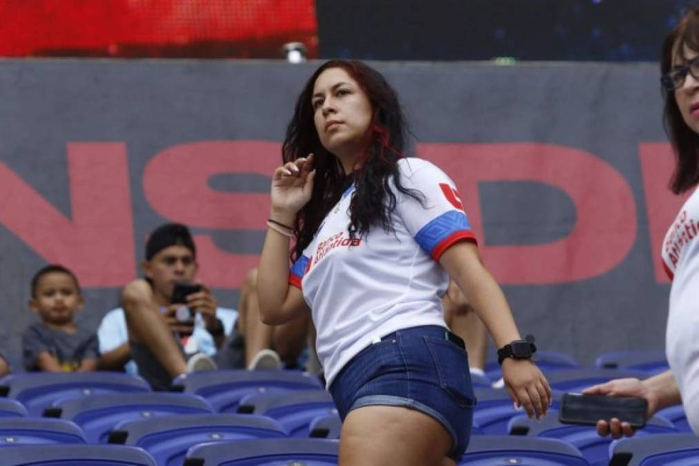 Una guapa aficionada del Olimpia en las gradas del estadio Red Bull Arena.