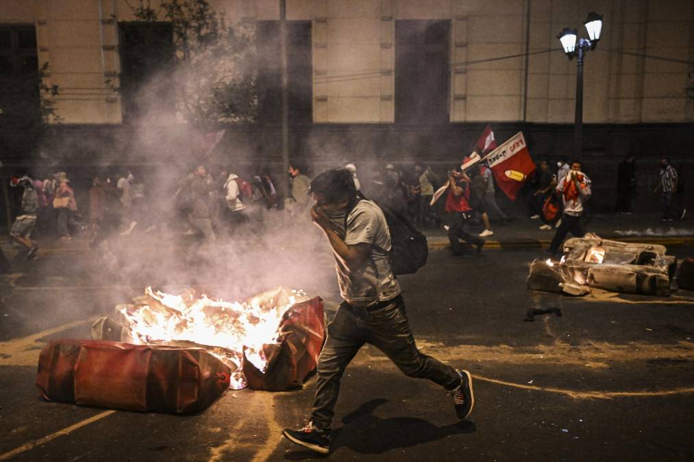 Miles de simpatizantes del expresidente peruano Pedro Castillo tomaron brevemente dos aeropuertos del país en menos de 36 horas y mantienen bloqueos en varias rutas para reclamar la renuncia de la presidenta Dina Boluarte, pese a su propuesta de adelantar elecciones para abril de 2024.