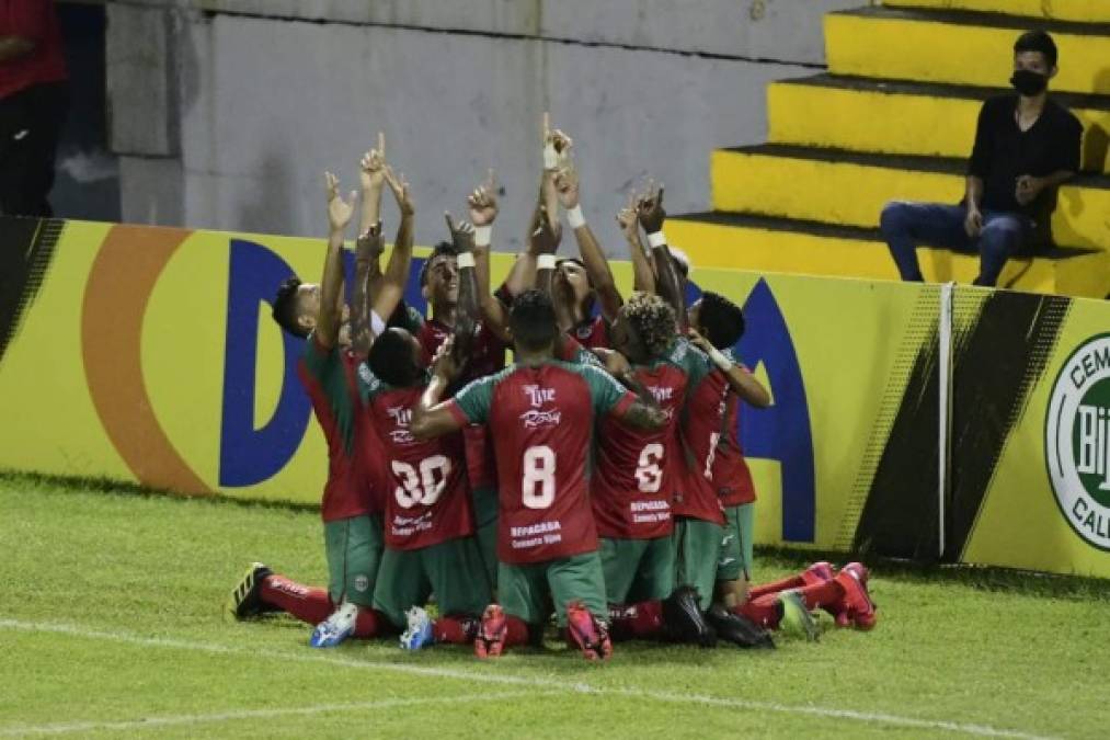 La celebración grupal de los jugadores del Marathón tras el gol de Bruno Volpi para el triunfo.