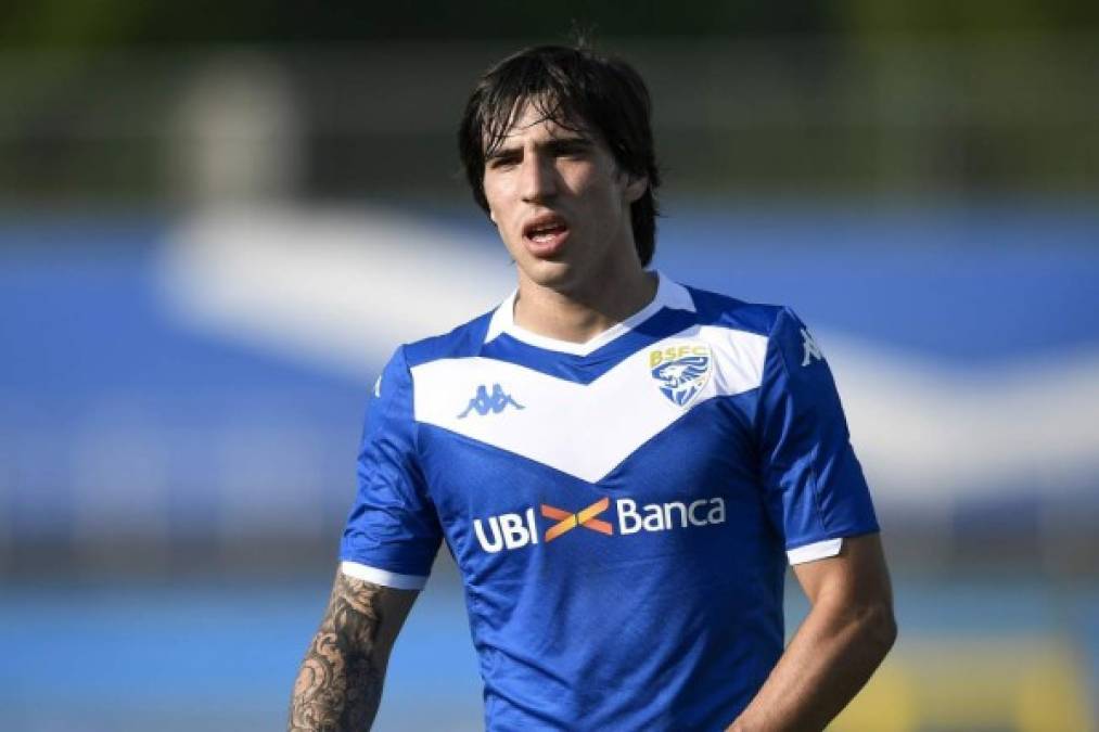 Tal y como informa La Gazzetta dello Sport, Sandro Tonali y AC Milan finalmente podrán cruzar sus caminos. El centrocampista ha estado en Milan para pasar el reconocimiento médico que precederán al fichaje por cinco temporadas de la joven perla italiana. El acuerdo con el Brescia se ha cerrado por un total de 35 millones: 10 millones de préstamo, a pagar en dos cuotas de 5 y un derecho de rescate fijado en 15 millones más otro bono de 10 millones.