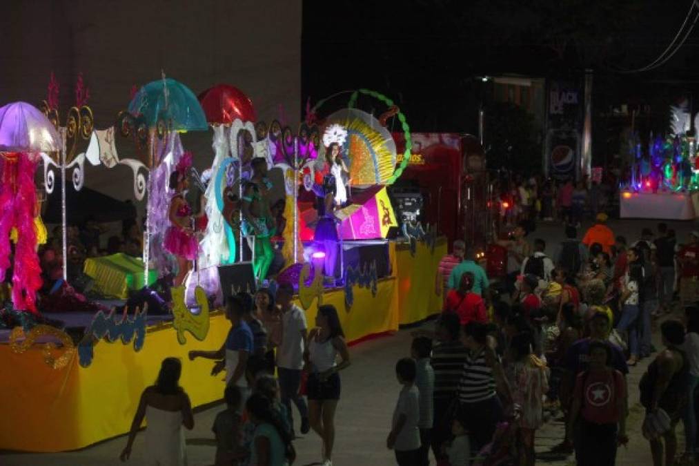 Las carrozas estaban decoradas con colores llamativos y luces de neón.