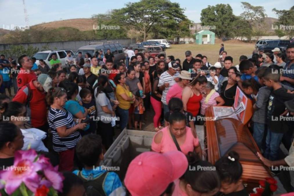 La familia y amigos de la víctima enterraron a la joven entre el llanto y la resignación.<br/>