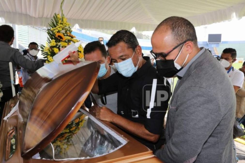 Astor Henríquez y Dani Turcios levantaron la ventanilla del ataúd para ver el cuerpo sin vida del Maestro.