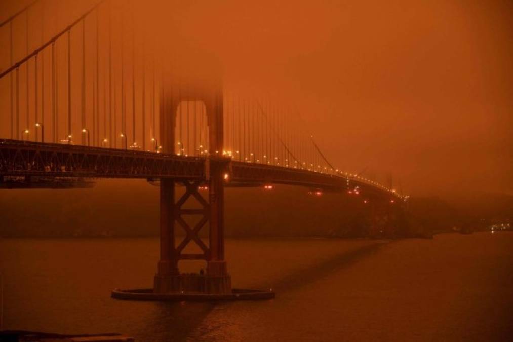 Los incendios ardieron fuera de control por varias semanas extendiéndose hasta el norte de California y Oregon, provocando escenarios apocalípticos y la evacuación de millones de personas.