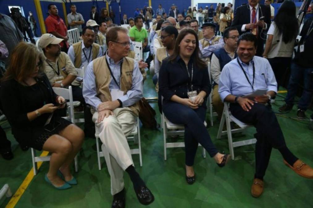 El embajador de EUA, Jean Nealon, previo a la inauguración por parte del TSE de las elecciones primarias.