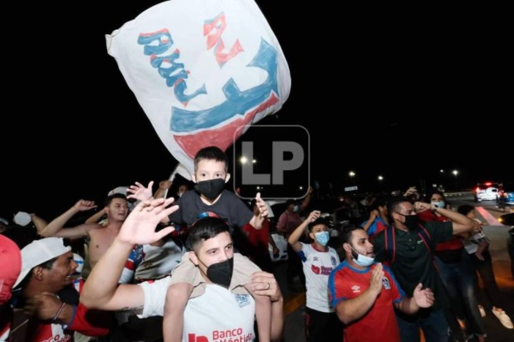 Pequeños y grandes cantaron y alentaron la llegada del plantel olimpista.