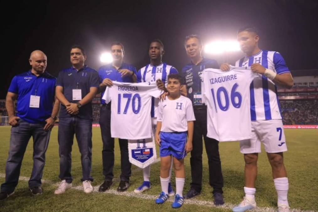 Maynor Figueroa y Emilio Izaguirre fueron homenajeados por Fenafuth antes del partido.