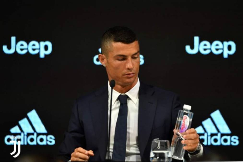 Cristiano Ronaldo estuvo observando una botella de agua en la conferencia de prensa, muy diferente de las que tomaba en el Real Madrid.