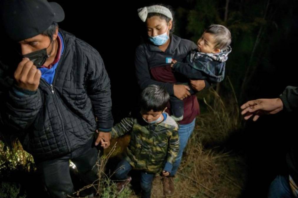 Biden también ha mostrado misericordia con las familias migrantes, a quienes la Patrulla Fronteriza detiene y libera luego de obtener sus datos y direcciones.