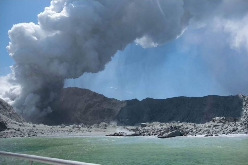 Cinco personas murieron, 18 resultaron heridas y varias quedaron bloqueadas tras la inesperada erupción de un volcán este lunes en una turística isla de Nueva Zelanda.