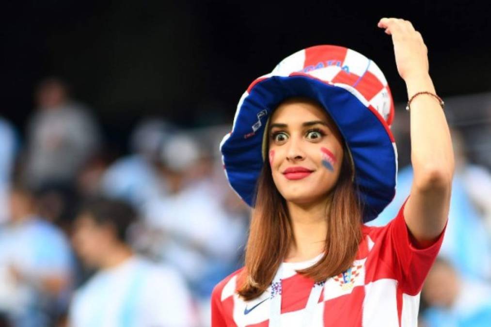 A Croatia's fan looks on as she waits in the grandstand before the Russia 2018 World Cup Group D football match between Argentina and Croatia at the Nizhny Novgorod Stadium in Nizhny Novgorod on June 21, 2018. / AFP PHOTO / Johannes EISELE / RESTRICTED TO EDITORIAL USE - NO MOBILE PUSH ALERTS/DOWNLOADS