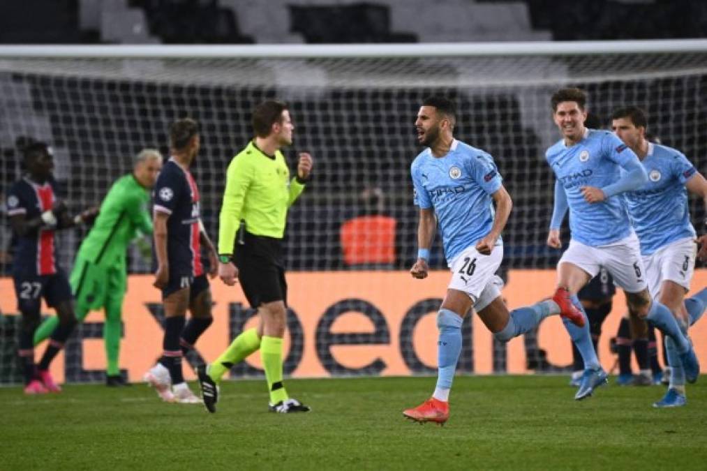 Riyad Mahrez corre a celebrar muy eufórico su gol contra el PSG.