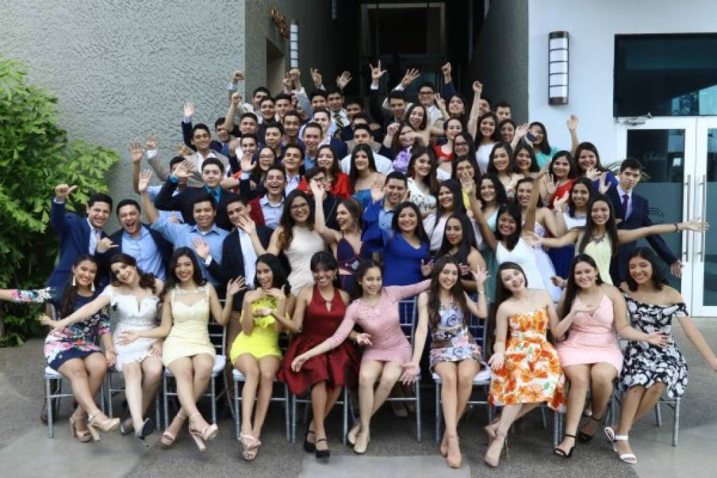 Los más de 60 próximos graduados posaron para las fotógrafos.