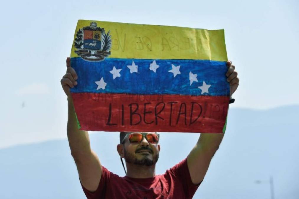 Manifestantes también se trasladaron al puente internacional de 'Tienditas', que une a Venezuela y Colombia para protestar contra el régimen venezolano.