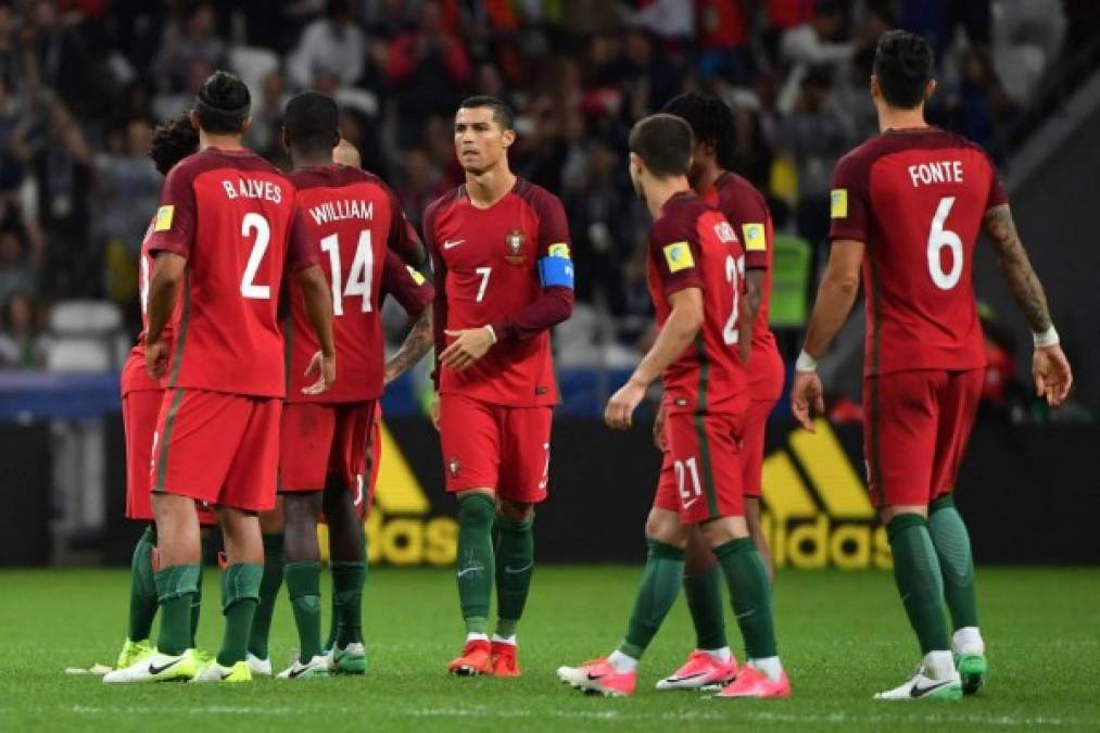 Portugal's forward Cristiano Ronaldo (C) and team mates react after their defeat during the 2017 Confederations Cup semi-final football match between Portugal and Chile at the Kazan Arena in Kazan on June 28, 2017. / AFP PHOTO / Yuri CORTEZ