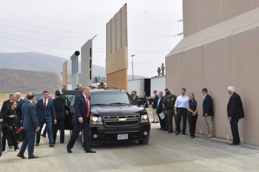 Las imágenes de Trump ante los ocho prototipos están cargadas de simbolismos, ya que el muro es una de las principales promesas de campaña, y uno de los asuntos que ha aumentado la tensión de EUA contra México.